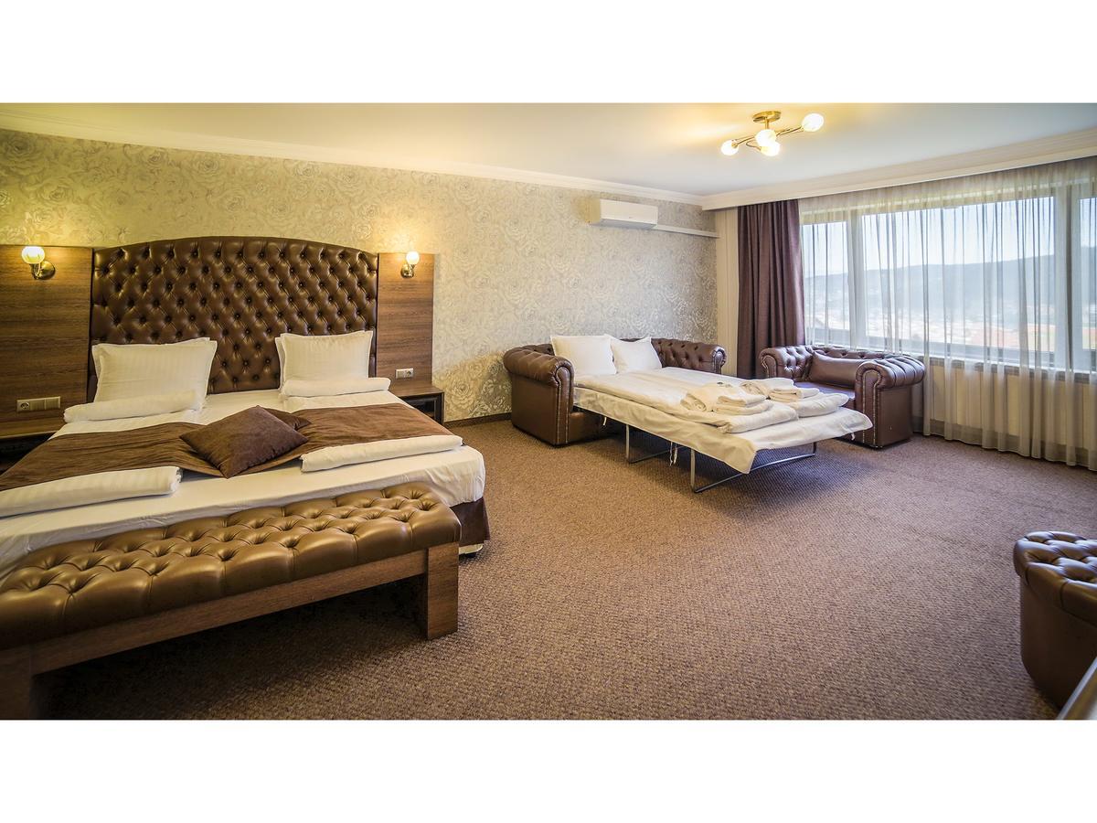 Park And Vella Hills Resort 4*